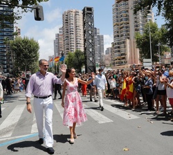 Sus Majestades los Reyes saludan al público congregado durante su recorrido realizado en Benidorm