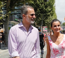 Don Felipe y Doña Letizia en un momento del recorrido realizado en Benidorm