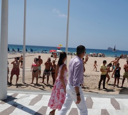 Sus Majestades los Reyes durante el recorrido realizado por el paseo marítimo de la Playa de Levante
