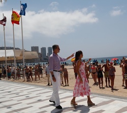 Don Felipe y Doña Letizia en un momento de su recorrido por el paseo marítimo de la Playa de Levante