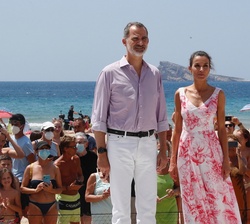 Don Felipe y Doña Letizia pasean por la Playa de Levante