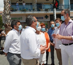 Sus Majestades los Reyes conversan con trabajadores de mantenimiento y gestión de la playa