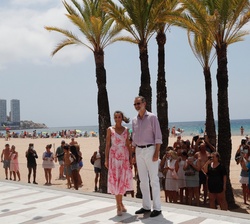 Los Reyes en un momento de su recorrido por la Playa de Levante