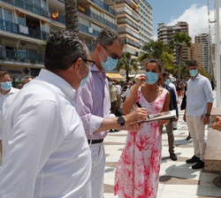 Don Felipe y Doña Letizia conversan con unas personas durante su recorrido por la Playa de Levante