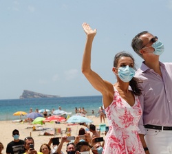 Don Felipe y Doña Letizia durante su recorrido por el paseo marítimo de la Playa de Levante