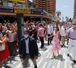 Sus Majestades los Reyes reciben el cariño de las personas durante el recorrido realizado en Benidorm