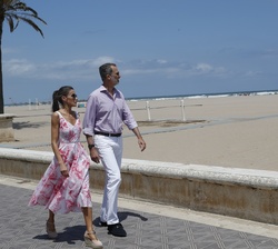 Don Felipe y Doña Letizia pasean por la Playa de la Malvarrosa 