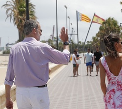 Don Felipe y Doña Letizia saludan a los turistas durante su paseo por la Playa de la Malvarrosa