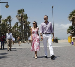 Los Reyes pasean por la Playa de la Malvarrosa