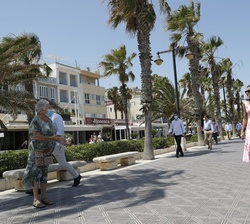 Don Felipe y Doña Letizia saludan a una señora durante su paseo por la Playa de la Malvarrosa