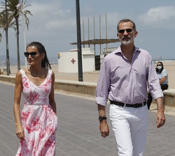 Los Reyes pasean por la Playa de la Malvarrosa