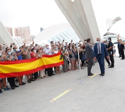 Sus Majestades los Reyes a su llegada al Museo de las Ciencias