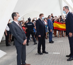 Don Felipe es recibido a su llegada al Museo de las Ciencias por el presidente de la Generalitat Valenciana y el ministro de Ciencia e Innovación