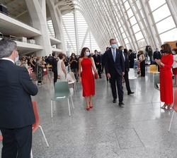 Sus Majestades los Reyes acceden al auditorio del Museo de las Ciencias