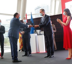 Don Felipe hace entrega el premio a Ignacio S. Galán, presidente de Iberdrola