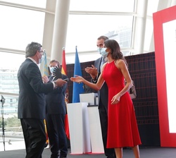 Doña Letizia entrega el galardón a Héctor Colonques Moreno, presidente de Porcelanosa