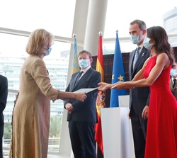 Su Majestad la Reina entrega el premio a Rosa María Pérez Sanz, presidenta de ESNE