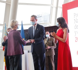Don Felipe entrega el premio a Marisa Gallén Jaime, diseñadora gráfica