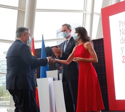 Doña Letizia entrega el galardón a Vicente Pons, director comercial de Point