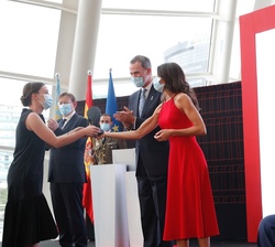 Su Majestad la Reina hace entrega del premio a Silvia Fernández Palomar, directora Comercial de Point