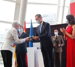Su Majestad el Rey entrega el premio a José Romo Martín, director general de FHECOR