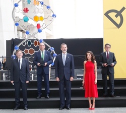 Don Felipe y Doña Letizia acompañados por las autoridades asistentes y de los premiados