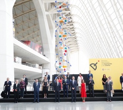 Fotografía de grupo de Sus Majestades los Reyes acompañados de las autoridades asistentes al acto, de los premiados y miembros del jurado