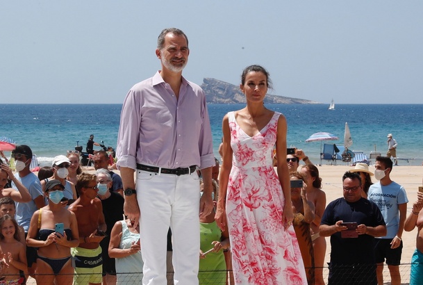 Don Felipe y Doña Letizia pasean por la Playa de Levante