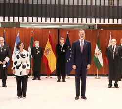 Fotografía de grupo de Su Majestad el Rey junto a las autoridades asistentes al acto