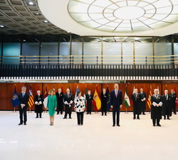Fotografía de grupo de Su Majestad el Rey junto a las autoridades asistentes al acto