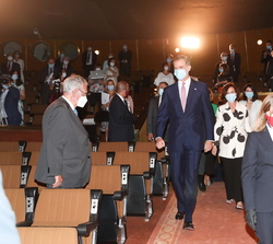 Don Felipe accede al Salón de Actos donde tendrá lugar la celebración