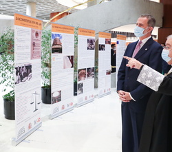Su Majestad el Rey junto al presidente del Tribunal Constitucional contemplan la exposición