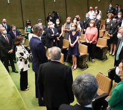 Don Felipe conversa con una representación de trabajadores del Tribunal Constitucional