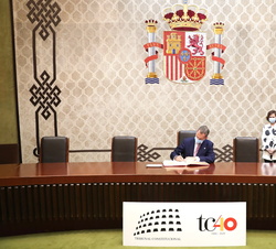 Su Majestad el Rey firma el Libro de Honor del Tribunal Constitucional