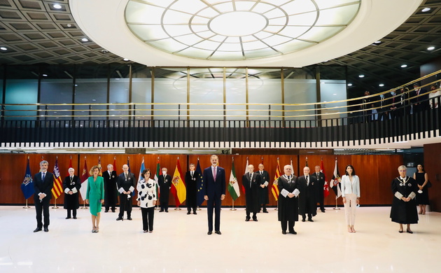Fotografía de grupo de Su Majestad el Rey junto a las autoridades asistentes al acto