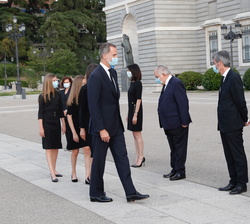 Sus Majestades los Reyes y Sus Altezas Reales la Princesa de Asturias y la Infanta Doña Sofía durante los saludos a las autoridades