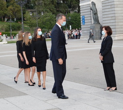 Sus Majestades los Reyes y Sus Altezas Reales la Princesa de Asturias y la Infanta Doña Sofía son recibidos a su llegada por las autoridades