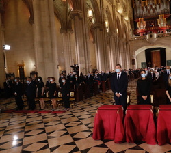 Sus Majestades los Reyes y Sus Altezas Reales la Princesa de Asturias y la Infanta Doña Sofía al inicio de la eucaristía