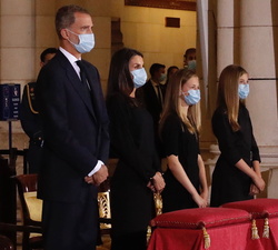 Sus Majestades los Reyes y Sus Altezas Reales la Princesa de Asturias y la Infanta Doña Sofía durante el desarrollo de la eucaristía