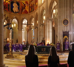 Sus Majestades los Reyes y Sus Altezas Reales la Princesa de Asturias y la Infanta Doña Sofía frente al Altar de la Catedral de Santa María la Real de