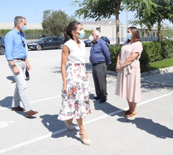 Sus Majestades los Reyes a su llegada a la Cooperativa de frutas "La Carrichosa"