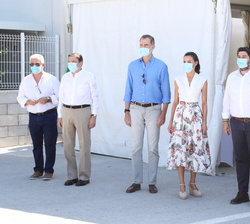Sus Majestades los Reyes con las autoridades y miembros del Consejo Rector de la Cooperativa