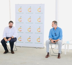Sus Majestades los Reyes acompañados por el presidente de la Región de Murcia durante una reunión de trabajo