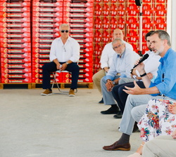 Don Felipe durante su intervención en la reunión de trabajo en la Cooperativa de frutas "La Carrichosa"