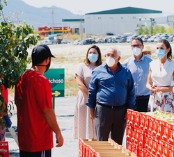 Sus Majestades los Reyes recorren la Cooperativa de frutas "La Carrichosa"