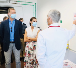Sus Majestades los Reyes durante su recorrido por el Instituto Murciano de Investigación Biosanitaria (IMIB)