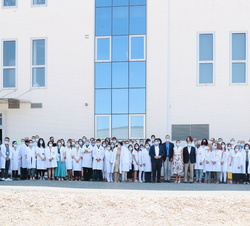 Fotografía de grupo de Sus Majestades los Reyes con trabajadores del Instituto Murciano de Investigación Biosanitaria (IMIB)
