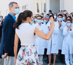 Sus Majestades los Reyes se despiden de los trabajadores del Instituto Murciano de Investigación Biosanitaria (IMIB)