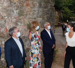 A su llegada, Sus Majestades los Reyes son recibidos por las autoridades