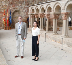 Sus Majestades los Reyes en el Monasterio de San Juan de la Peña frente al Claustro Románico